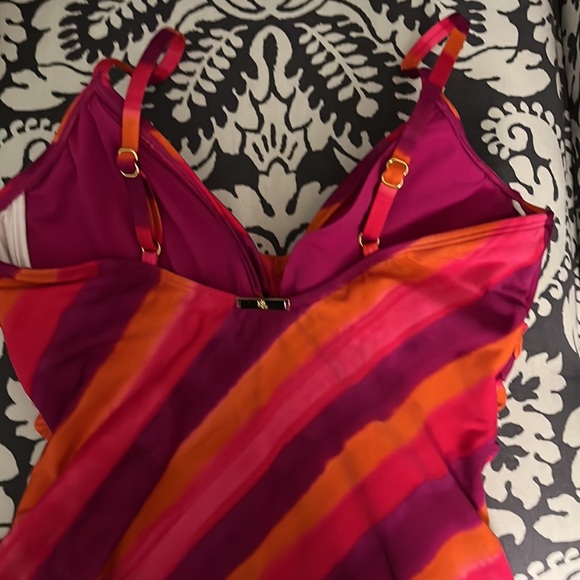 Ladies Beach Club Twist OnePiece, Multi Color, Slimming Swimsuit by RALPH LAUREN - Picture 11 of 16